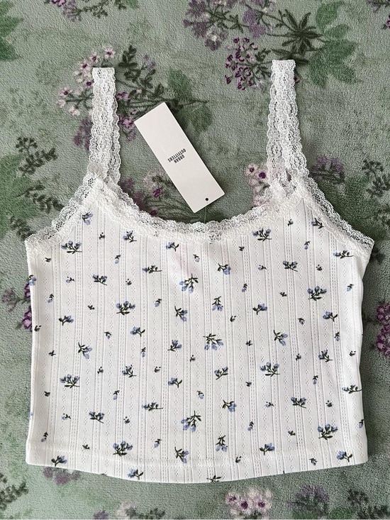 Urban Outfitters Tops - Urban Outfitters Out From Under Pointelle Floral Cropped Cami 🤍💙